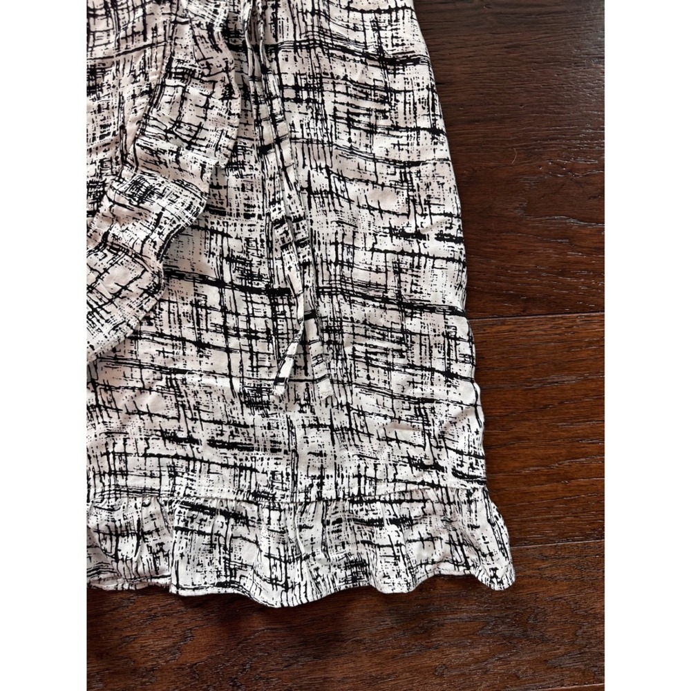 Charlie Paige Women Black White Abstract  Print Ruffle Wrap Dress Size Medium - Picture 2 of 6